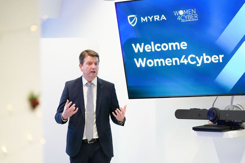 Besonderer Ehrengast des Mitgliedertreffs der Women4Cyber war Innenstaatssekretär Sandro Kirchner, MdL, der sich den Fragen der Mitglieder stellte. (Bild: Nicolas Armer)