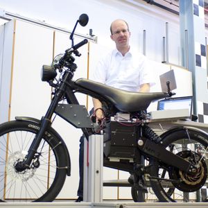Der Ulmer Ingenieur Dr. Buchholz mit einem Testfahrzeug. Ein Allradantrieb soll das Elektrokraftrad sicherer und spritziger machen