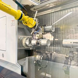 Die neue Roboterzelle iXcenter bei der Beladung des neuen Komplettbearbeitungszentrum Index 4000.