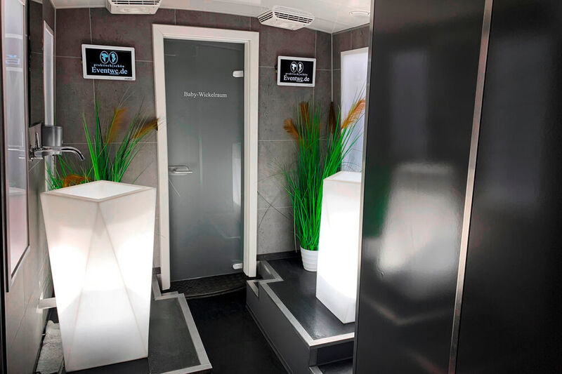 Neben hochwertigen WC-Kabinen hat der Gelenkbus auch Platz für einen Wickeltisch. (Daimler)