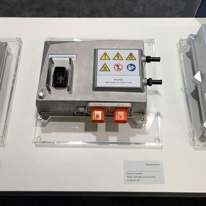 Denn auch bei diesen Fahrzeugen wird sich auf lange Sicht Reparaturbedarf einstellen – etwa, wenn die Abdichtung bei wassergekühlten Komponenten wie diesem Inverter verloren geht.(Bild:  Rosenow – VCG)