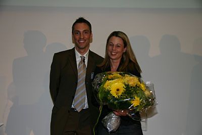 Dankeschön an die Organisatorin des Mitgliedertreffens: Sandra Barrile, Assistentin des Geschäftsführers bei Fanuc GE CNC bekommt einen Blumenstrauß von Frank Nolden, Webmaster der CNC-Arena. (Archiv: Vogel Business Media)