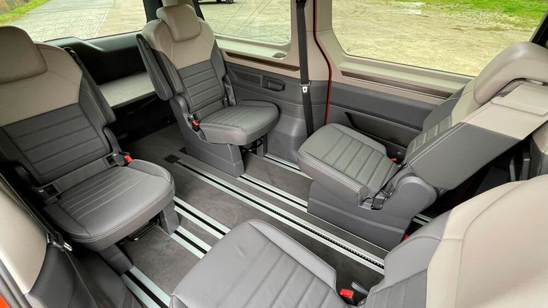 Im Fond sind alle Sitze einzeln ein- und ausbaubar. (Bild: Seyerlein/VCG)