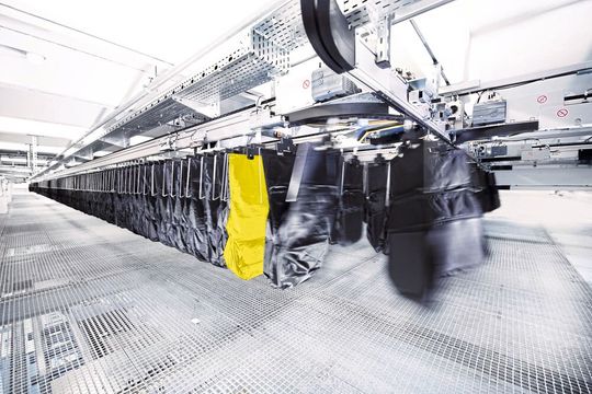 Die Hängefördertechnik SSI Carrier eignet sich für die E-Commerce- und Omni-Channel-Distribution geeignet.(Bild:  SSI Schäfer)