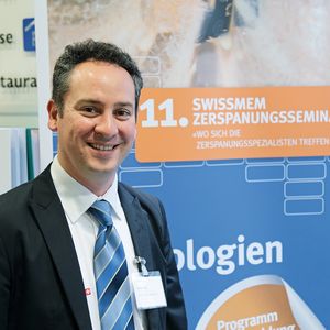 Gennaro Teta (Vice President, Kaiser Präzisionswerkzeuge AG) zeigte eindrücklich auf, wie mit einem Steilkegel mit Plananlage massiv bessere Schnittdaten gefahren werden können.