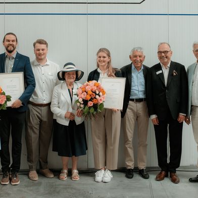 Ausgezeichnete Materialforschung für die Luft- und Raumfahrt: Preisträger Dr. Benedikt Neitzel (3.v.l.) und Johanna Buschmann (4.v.r.) beim Peter-Dornier-Stiftungspreis 2026 mit der Stiftungsvorsitzenden Maja Dornier (5.v.l.), dem Stiftungsbeirat und DORNIER-Aufsichtsratsvorsitzendem Peter D. Dornier (2.v.r.) sowie Prof. Wolf Mutschler (r.). (Bild: Dornier)