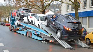 Nicht mehr ganz voll: Die Zahl der Neuwagenauslieferungen ist im April 2022 weiter stark gesunken. (Grimm/»kfz-betrieb«)