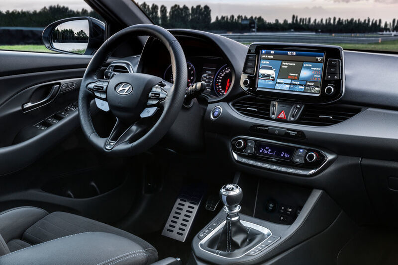Der schwarze Innenraum und ein neues Lenkrad sollen den i30N auch im Interieur deutlich von der Serienvariante abheben. (Hyundai)