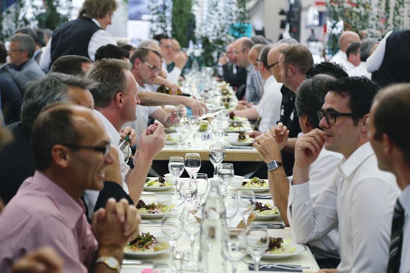 Das Mittagessen bot gute Gelegenheit zur «intelligenten» Kommunikation. (Bild: Matthias Böhm)