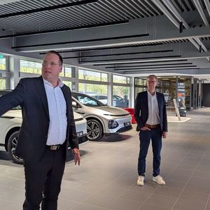Michael Skule Langbehn (l.), Verkaufsleiter Pkw Gebrauchtwagen bei der Süverkrüp-Gruppe,  führte die Jury des Automotive Business Awards durch den Kieler Betrieb.(Bild:  Simon – VCG)