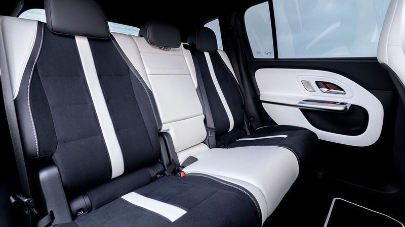 Im Fond zeigt der Mercedes sehr schnell, worin seine eigentliche Stärke liegt. Die zweite Sitzreihe fällt für diese Klasse bemerkenswert großzügig aus. (Bild: Mercedes-Benz)