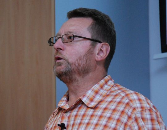 Thomas Weissenberger vom Gewerbeaufsichtsamt Würzburg erklärte den Kfz-Betrieben, wie sie ihre Fahrzeuge transportieren können. (Archiv: Vogel Business Media)