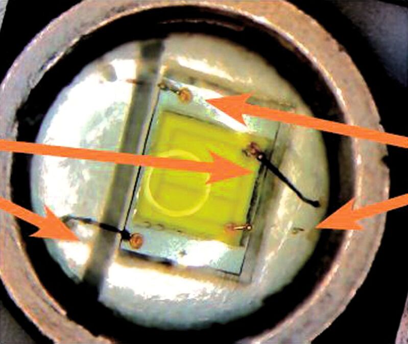 Gefahr für die LED: Zu hohe Strom- oder Spannungsstärken können dazu führen, dass die Anschlussdrähte einer LED durchschmoren (Pfeile links: Drähte - Pfeile rechts: durchgeschmorte Drähte)
