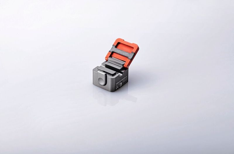 Der neue Durchflusssensor Sonoflow CO.55 V3.0 mit geöffnetem Deckel und sichtbarem Messkanal  (Sonotec)