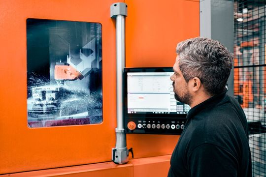 Das läuft doch schon ganz anders! Hasco, bekannt für hochwertige Normalien für den Werkzeug- und Formenbau gibt bekannt, dass man in Lüdenscheid jetzt kräftig investiert, um auch in Zukunft wettbewerbsfähig bleiben zu können. Dazu gehören auch neue Werkzeugmaschinen.(Bild:  Hasco)