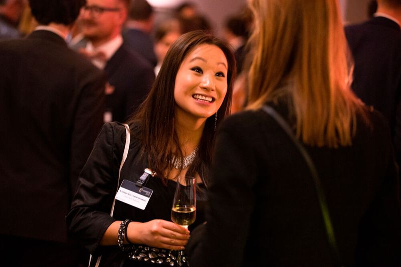 Ebenfalls ins Gespräch vertieft ist Kimberly Lewandowski von Check Point Software. (Bild: artful rooms / VIT)