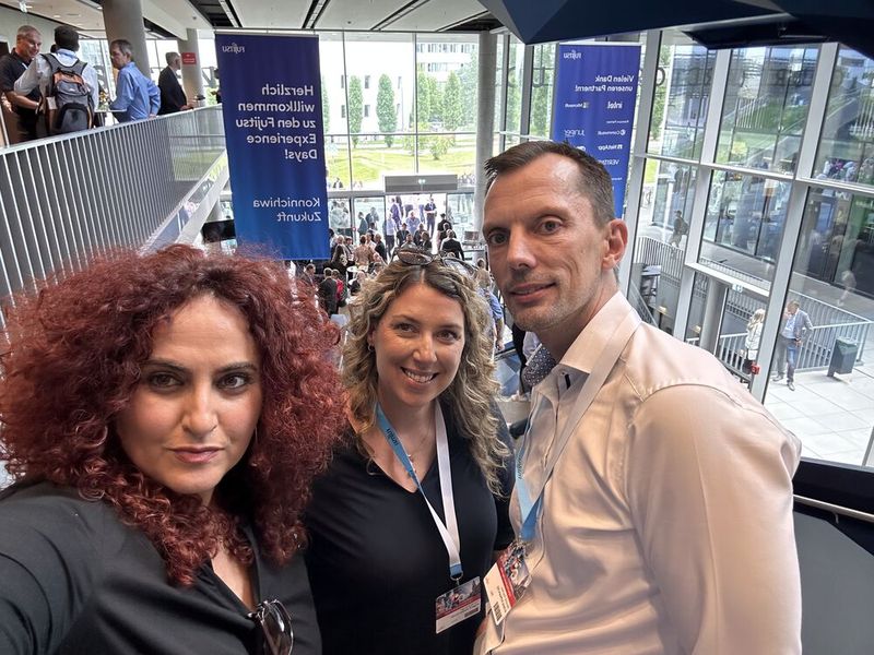 (v. l.) Besa und Franzi Magai (Vogel) mit Hendrik Fliermann (GData) auf dem Weg zum nächsten Vortrag. (Bild: Vogel IT-Medien GmbH)