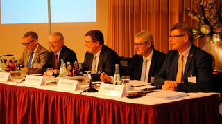 Aud dem Podium: (v.li.) Ansgar Staudinger (Uni Bielefeld), Wolfgang Ball (Ex-BGH-Richter), Christian Reinicke (ADAC), Ulrich Dilchert (ZDK) und Ansgar Klein (BVfK). (Bild: Baeuchle)