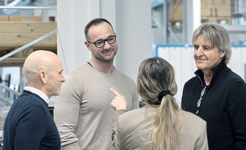 Abetare Yaves (3. v. l., Leitung Verkauf & Marketing, Vogel Communications Group AG, u. a. Herausgeberin SMM und MSM) im Gespräch mit Christoph Andris (li. Verkaufsleiter, Heller Schweiz), Tobias Fischer (2. v. li., Operations Manager, Eugen Seitz AG) und Thomas Girelli (re., COO, Eugen Seitz AG). (Bild: Matthias Böhm)