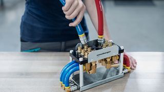 Meusburger betont mit Blick auf die neue Multikupplung für den problembefreiten Temperierkreislauf-Anschluss an Spritzgießwerkzeuge, dass die Rüstzeiten von vielen Minuten auf wenige Sekunden reduzierbar sind. (Bild: Meusburger)