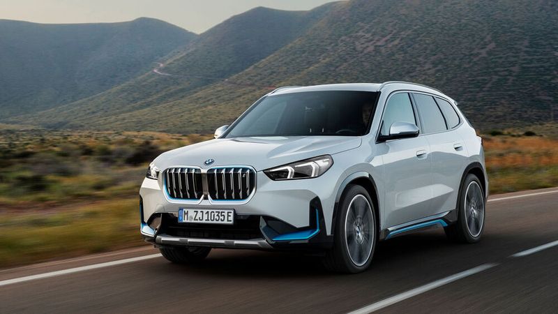 Im Antriebsportfolio findet sich neben Dieseln, Benzinern und Plug-in-Hybriden erstmals eine rein elektrische Variante namens iX1. (Bild: BMW)