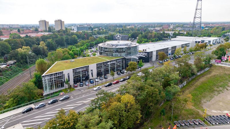 Die Sternauto-Gruppe ist weiter gewachsen und mittlerweile mit 25 Standorten in sechs Bundesländern vertreten. Zudem hat sich das Produktangebot deutlich vergrößert. Unter anderem vermarktet die Mehrmarken-Autohausgruppe jetzt ganz besondere Minibusse für den öffentlichen Nahverkehr – exklusiv. (Bild: Sternauto/sven.sonn.pictures)