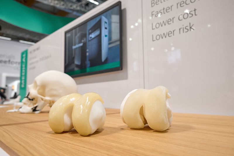 Auch in puncto individualisierte Implantate kann der Kunststoff-3D-Druck seine Vorzüge ausspielen. Das sind Knieeimplantate aus medizinischem TPU. Der Produktname heißt „iKnee“. So ein Implantat kann dann minimalinvasiv ins kaputte Knie eingeführt werden. (Bild: Arburg)