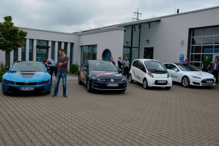 Auf der Höhe der Zeit: Mitglieder der Kfz-Innung Unterfranken informieren sich im Rahmen der Jahresversammlung über E-Fahrzeuge. (Langer/Kfz-Innung)