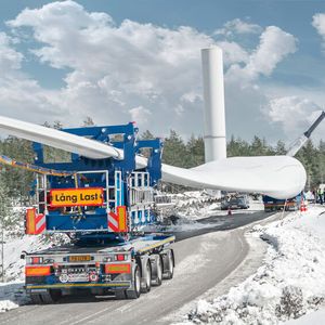 Impressionen vom Transport eines Windkraftrotors auf kurvigem Terrain ...(Bild:  TII Scheuerle)