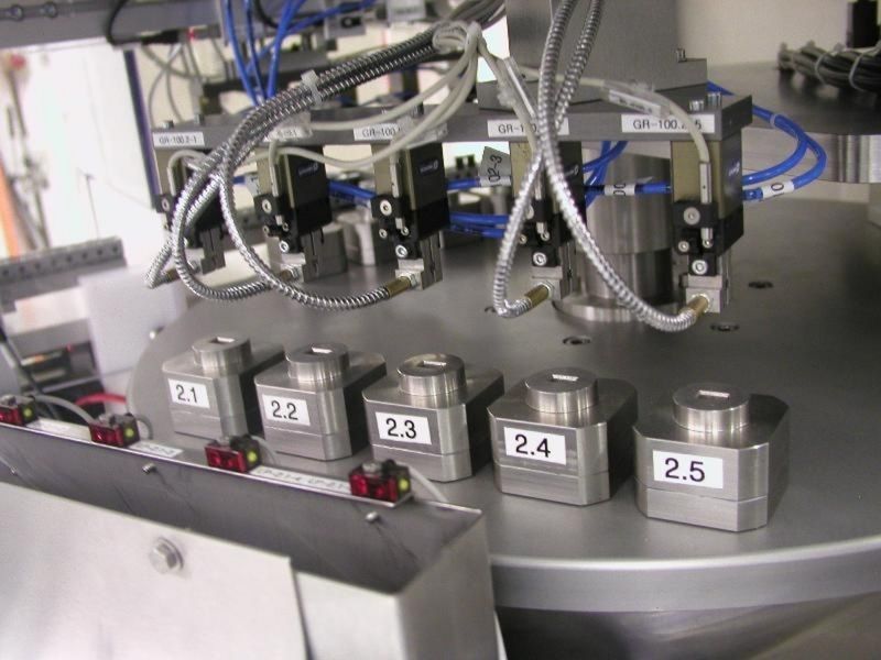 Der mechanische 5-fach-Greifer  ... positioniert die fünf Prüflinge gleichzeitig in den fünf Aufnahmen der Prüfform. (Archiv: Vogel Business Media)