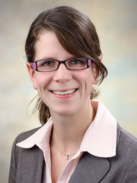 Bild 3: „Der Roboter kann weitaus mehr unterschiedliche Türmodelle greifen, als das bislang im Einsatz befindliche Handling-Gerät. Eine Umrüstung bei Modellwechseln oder für zusätzliche Modelle entfällt somit“, nennt Judith Apold, Projektingenieurin Neue Fertigungstechnologien bei der Adam Opel AG in Rüsselsheim, den Nutzen einer MRK bei der Türmontage. (Bild: Opel)