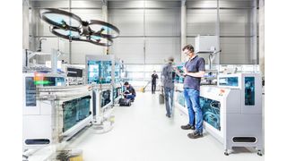 Cyber-physische Systeme und die intelligente Vernetzung der Fertigungsanlagen und Logistiksysteme bilden die Grundlage der Smart Factory, die sich im Idealfall ohne menschliches Eingreifen autonom organisiert. Das beunruhigt zwar viele, hat aber eher seine Vorteile, sagen die Experten. (Universität Stuttgart IFF / Fraunohfer IPA / R. Bez)