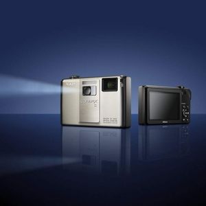 Nikons S1000pj ist die erste Kamera mit Projektor – da werden Bilder gleich an die Wand geworfen.