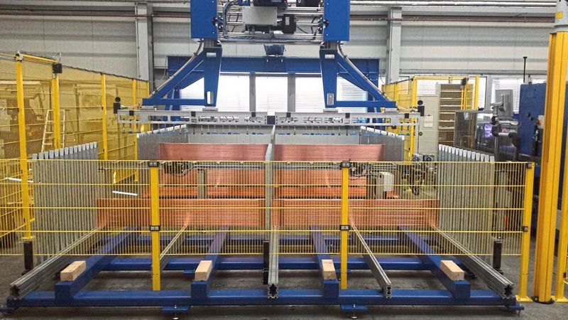 Der große Vorteil dieser Lösung: Das Gantry und die Stanzmaschine arbeiten als ein Maschinen-System zusammen und übernehmen den gesamten Arbeitsprozess vollautomatisch. (Ehrt)