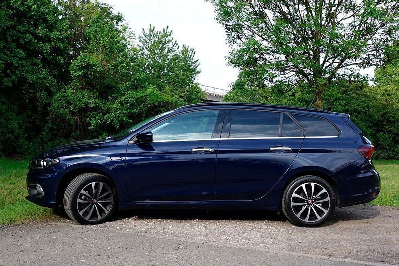 Das lässt sich vom neuen Tipo Kombi nicht unbedingt behaupten. Er ist einfach außen und innen groß (4,57 Meter Länge). (Jan Rosenow/»kfz-betrieb«)