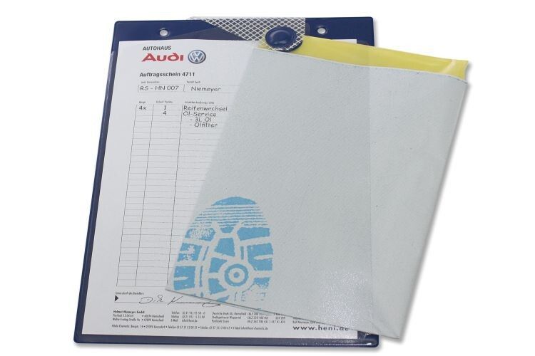 Der Serviceberater steckt ein Set in die Auftragstasche. (Foto: Heni)