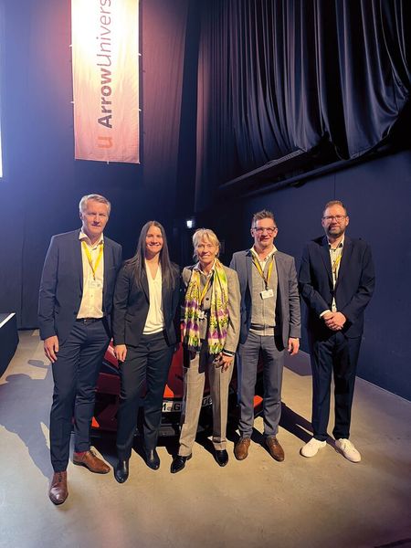 Die Arrow University 2023 ist erfolgreich gestartet: (v. l.) Mathias von Bescherer (Arrow ECS), Edith Wittmann (Microsoft), Claudia Ketzer, Michael Hitzelberger und Sebastian Weiß (Arrow ECS) (Bild: Vogel IT-Medien GmbH)
