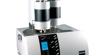 1	 Die TMA 402 F1 Hyperion mit zwei Öfen. (Bilder: Netzsch Gerätebau) (Archiv: Vogel Business Media)