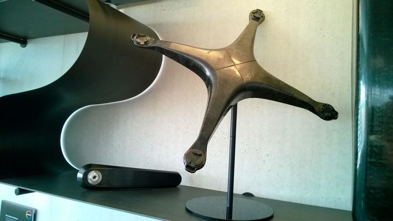 Mittels Thermoformen, Umspritzen und Hinterspritzen sind Komponenten wie eine Fahrradkurbel und ein Drohnenkörper möglich. (D.Quitter/konstruktionspraxis)