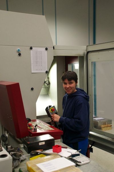 Auf der 3-Achs-Fräsmaschine werden harte Materialien sowie Kupferelektroden gefräst. Die NC-Programmierung übernimmt hier die Maschinenbedienerin selbst. (Bild: Mecadat)