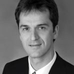 Titel, Name: Bruno Geiger Geburtsjahr, -ort: - (47 Jahre alt)  Funktion: Mitglied des Vorstands Firma: Eisenmann AG  Ausbildung: Studium an der Technischen Universität München Abschüsse: Diplom-Ingenieur an der TU München,  MBA an der Steinbeis Hochschule Berlin  Berufliche Laufbahn: Softwareingenieur bei Robatherm GmbH & Co. KG, Burgau (Anbieter raumlufttechnischer Geräte) Softwareingenieur bei Kuka AG, Augsburg (Anbieter für Industrieroboter) Geschäftsführer der Kuka Controls GmbH und des Bereichs Asia/Pacific der Kuka Roboter GmbH 2010 Chief Sales Officer bei der Grenzebach Maschinenbau GmbH, Aschbach-Bäumenheim 2012 Geschäftsführer der Eisenmann Anlagenbau GmbH & Co. KG, Böblingen 2013 Mitglied des Vorstandes der Eisenmann AG, verantwortlich für General Finishing, Application & Robotics und Conveyor Systems und die Geschäftsentwicklung der Auslandsstandorte in Indien und Russland (Bild: Eisenmann)