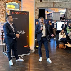 Punkt 12h gibt es eine Ansprache von den Littlebit-GF's Stefan Ebnöther und Christian Bedel (r.). (Bild: Vogel IT-Medien GmbH)