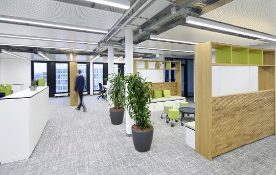 (Gestaltung der Büroebenen nach dem New-Work- Prinzip. Bild: Schüco International KG, Frank Peterschröder)