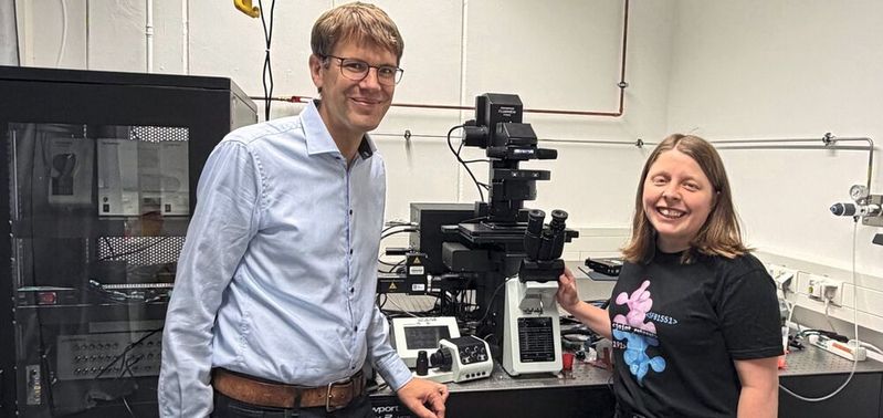 Prof. Dr. Simon Ebbinghaus und Mailin Becker (r.) haben ein neues bildgebendes Verfahren entwickelt.(Bild:  RUB, ehrstuhl für Biophysikalische Chemie)