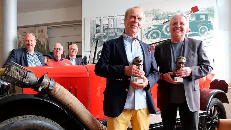 Im Vordergrund Hendrik Medrow mit Metternich-Büste (rechts) und Thomas Schrader, Bruder von Halwart Schrader, mit Maybach-Büste. Im Hintergrund von links die Laudatoren Leif Rohwedder und Gerhard Placke sowie Jurypräsident Matthias Doht.(Bild:  AHG)