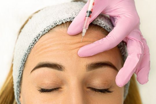 Botox ist ein hochwirksames Toxin, welches von Bakterien produziert wird. Wie solche bakteriellen Toxine im Detail wirken, hat nun eine neue Studie aufgedeckt (Symbolbild). Botox ist ein hochwirksames Toxin, welches von Bakterien produziert wird. Wie solche bakteriellen Toxine im Detail wirken, hat nun eine neue Studie aufgedeckt (Symbolbild).