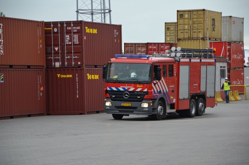 Sirenen ertönen - die lokale Feuerwehr trifft ein. (PROCESS)