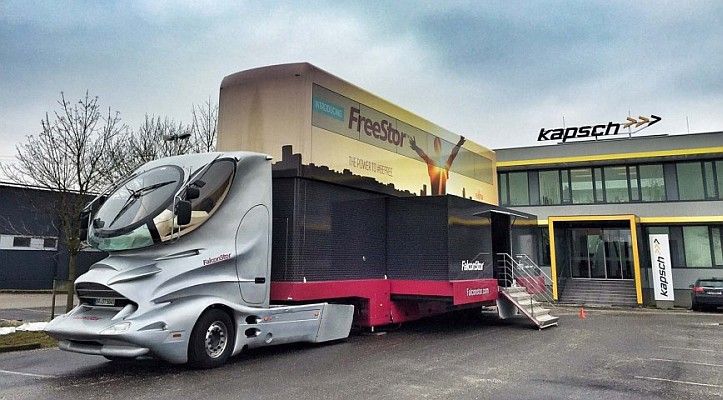 Finale: Zum Abschluss seiner europaweiten Roadshow gastiert der Colani-Show-Truck von FalconStor auf dem Freigelände der CeBIT 2015 und präsentiert dort die innovative Data-Services-Plattform FreeStor. (Bild: CeBIT)