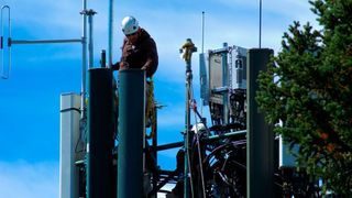 Arbeiten an einem Mobilfunkmasten: Die Bundesnetzagentur überlegt, auf die nächste anstehende Phase zur Vergabe von freiwerdenden Mobilfunk-Frequenzen zu verzichten. Ein sich anbahnender Bieterstreit speziell im Low-Band-Bereich würde weiter Investitionen in den notwendigen Netzausbau ausbremsen, fürchte die Behörde. (Mike Goad/ Pixabay )