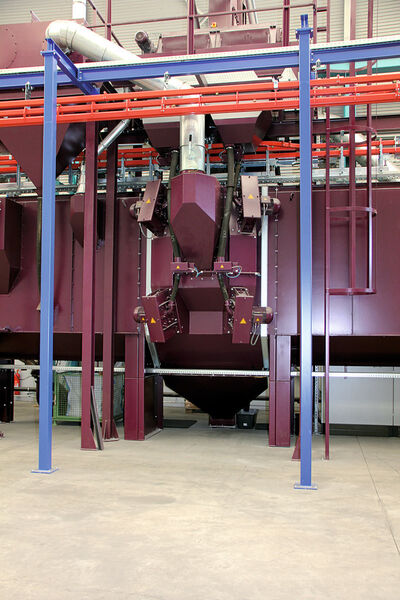 Bild 3: Die Vorstrahl- und Finishstrahlanlage sind mit jeweils acht Einscheiben-Schleuderräder ausgestattet. Je vier Schleuderräder befinden sich auf einer Seite. (Bild: Kraus)